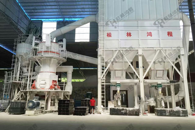 新疆石墨礦，超細(xì)磨粉機(jī)，石墨磨粉機(jī)，石墨超細(xì)磨，超細(xì)立磨，超細(xì)立式磨粉機(jī)，磨粉機(jī)價(jià)格，磨粉機(jī)廠家