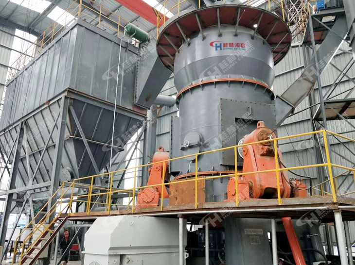 立式磨粉機，煅后瀝青焦，瀝青焦磨粉機，立式磨，立磨，磨粉機廠家，客戶現(xiàn)場