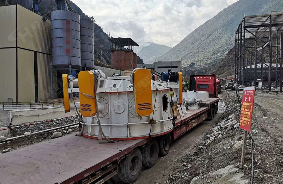 桂林鴻程磨粉機(jī)廠家董事長容棟國、總經(jīng)理林總親臨磨機(jī)安裝現(xiàn)場指導(dǎo)工作