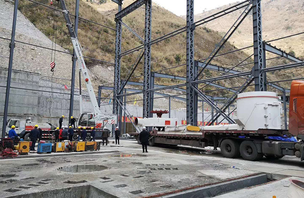 桂林鴻程董事長容棟國、總經(jīng)理林總親臨磨機(jī)安裝現(xiàn)場指導(dǎo)工作