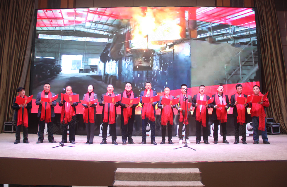 金牛辭舊歲，猛虎迎春來(lái)。搭著歡樂(lè)的時(shí)光列車(chē)，我們一起歡送碩果累累的2021年，迎來(lái)了嶄新的2022年。1月26日，我們歡聚一堂，在歡聲笑語(yǔ)、載歌載舞中迎接新春，“立足新鴻程開(kāi)創(chuàng)新局面”桂林鴻程2021年年終總結(jié)表彰會(huì)由此開(kāi)始！