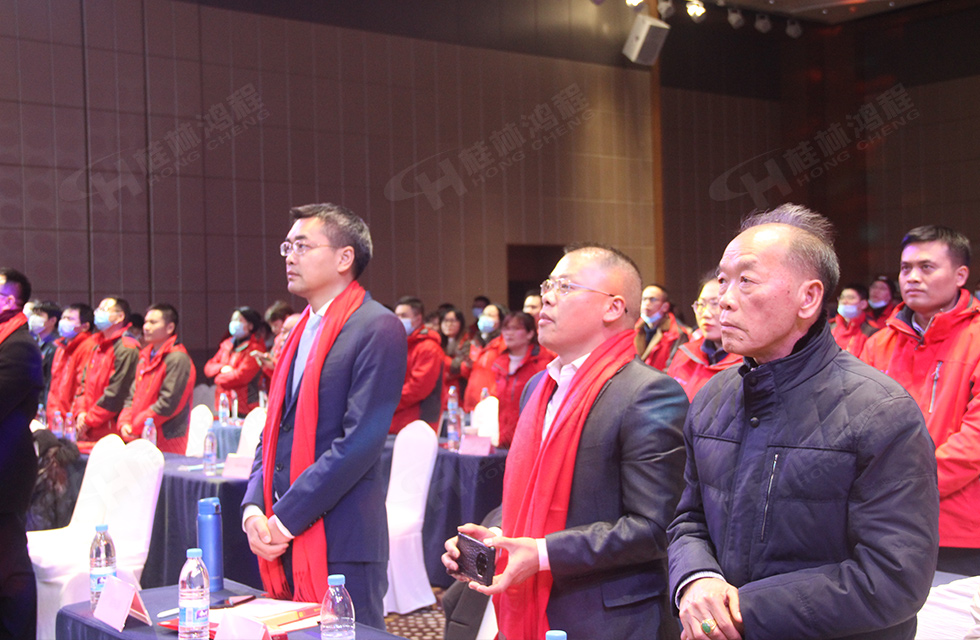 金牛辭舊歲，猛虎迎春來(lái)。搭著歡樂(lè)的時(shí)光列車(chē)，我們一起歡送碩果累累的2021年，迎來(lái)了嶄新的2022年。1月26日，我們歡聚一堂，在歡聲笑語(yǔ)、載歌載舞中迎接新春，“立足新鴻程開(kāi)創(chuàng)新局面”桂林鴻程2021年年終總結(jié)表彰會(huì)由此開(kāi)始！